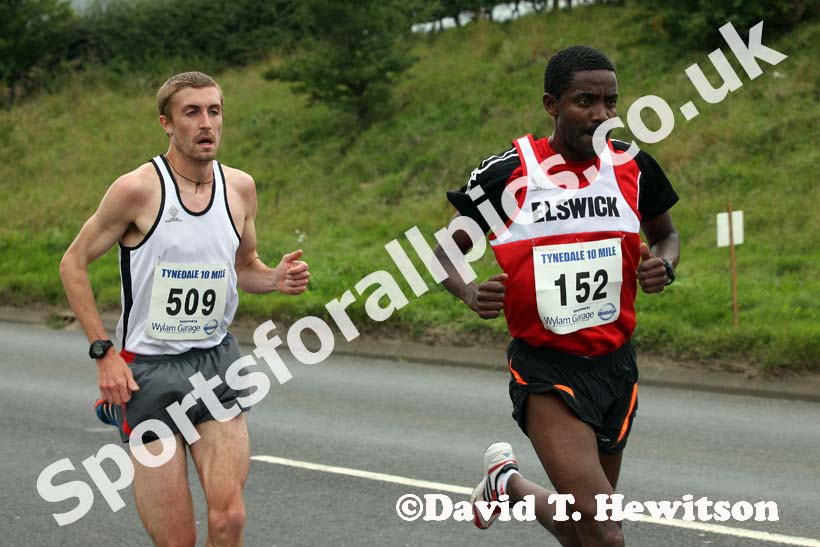 Tadele Geremew (Elswick) leads Michael Crawley (Corstorphine AC) in the Tynedale Jelly 10 Road Race. Photo: David T. Hewitson/Sports for All Pics